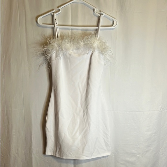 White Sleeveless Scoop Neck Dress with Faux Fur Accent Preowned - Picture 1 of 8